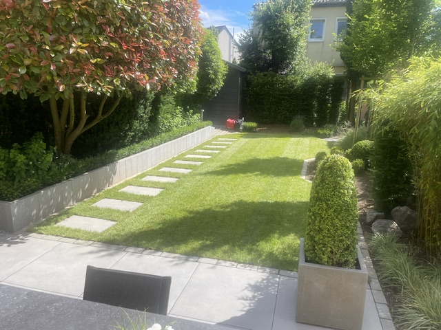 Professionelle Garten-Pflasterplatten Verlegung nachher