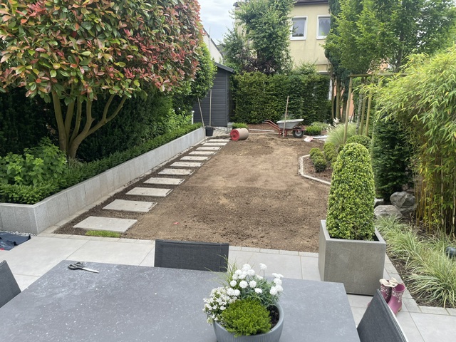 Professionelle Garten-Pflasterplatten Verlegung vorher